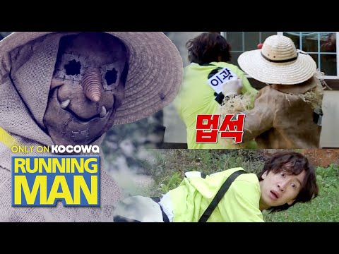 The scarecrow grabs Kwang Soo's name tag [Running Man Ep 505]