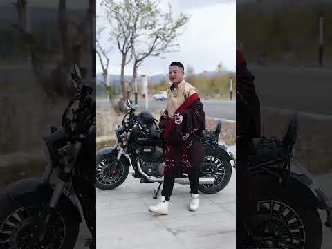 The single Tibetan motorcycle brother came to work.  Kangba man Tibetan dress show Chunxi